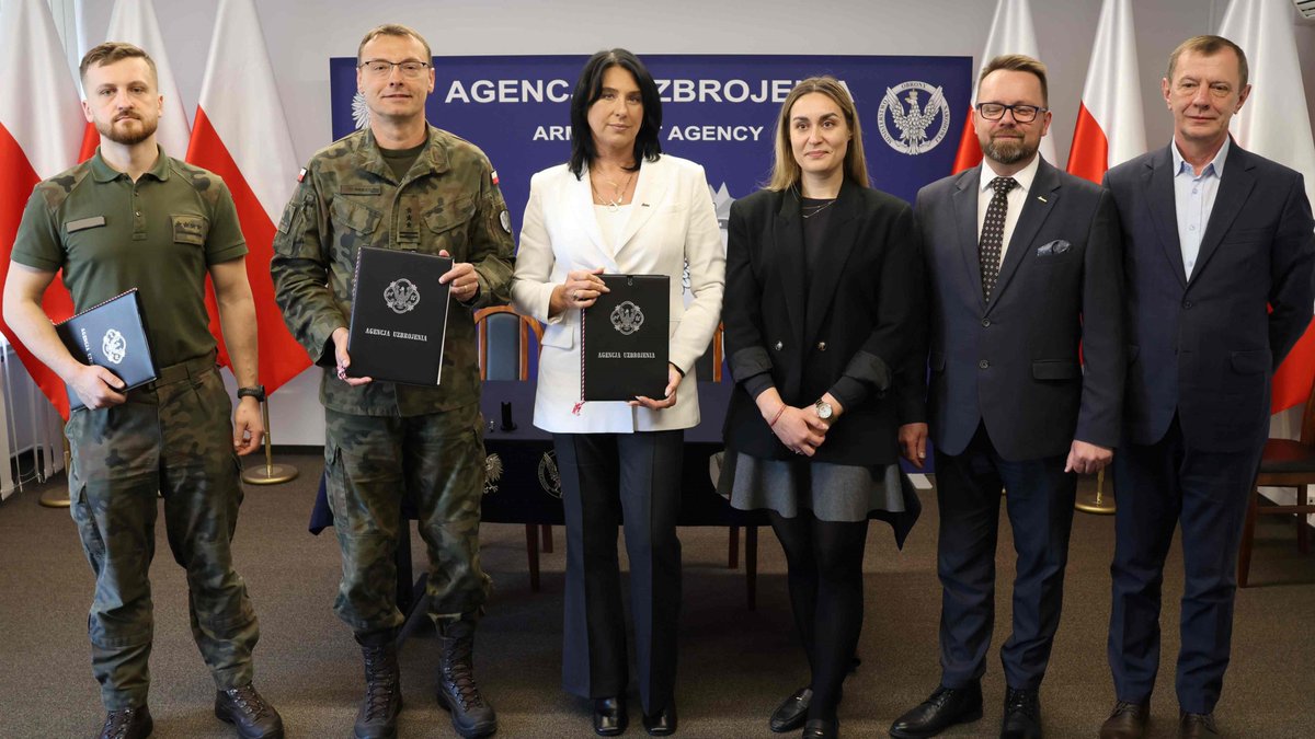 AgencjaUzbr's tweet photo. Kupujemy od @PGZ_MESKO_SA @PGZ_pl setki tysięcy sztuk amunicji podkalibrowej: w tym kal. 23 mm – APDS-T i FAPDS-T dla przeciwlotniczych zestawów #PILICA i kal. 30 mm FAPDS-T dla KTO #ROSOMAK.
Wartość umowy wynosi blisko 350 mln zł, zaś jej realizacja zakończy się w 2029 roku.
#PoProstuModernizujeMY
