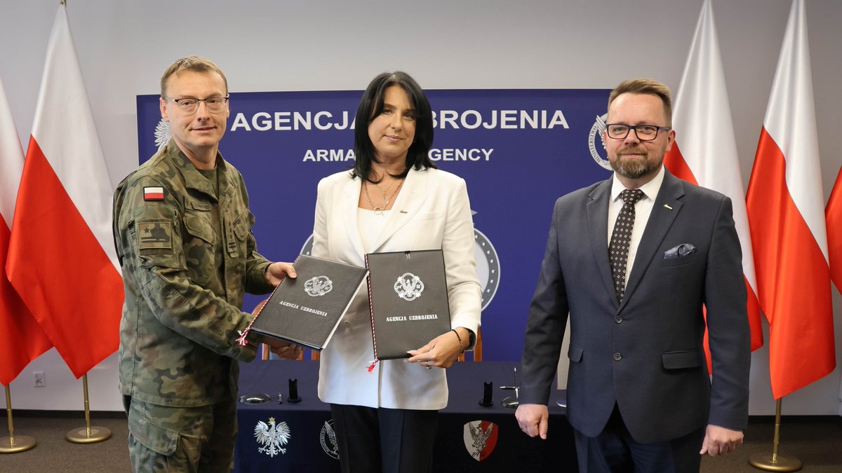 AgencjaUzbr's tweet photo. Kupujemy od @PGZ_MESKO_SA @PGZ_pl setki tysięcy sztuk amunicji podkalibrowej: w tym kal. 23 mm – APDS-T i FAPDS-T dla przeciwlotniczych zestawów #PILICA i kal. 30 mm FAPDS-T dla KTO #ROSOMAK.
Wartość umowy wynosi blisko 350 mln zł, zaś jej realizacja zakończy się w 2029 roku.
#PoProstuModernizujeMY