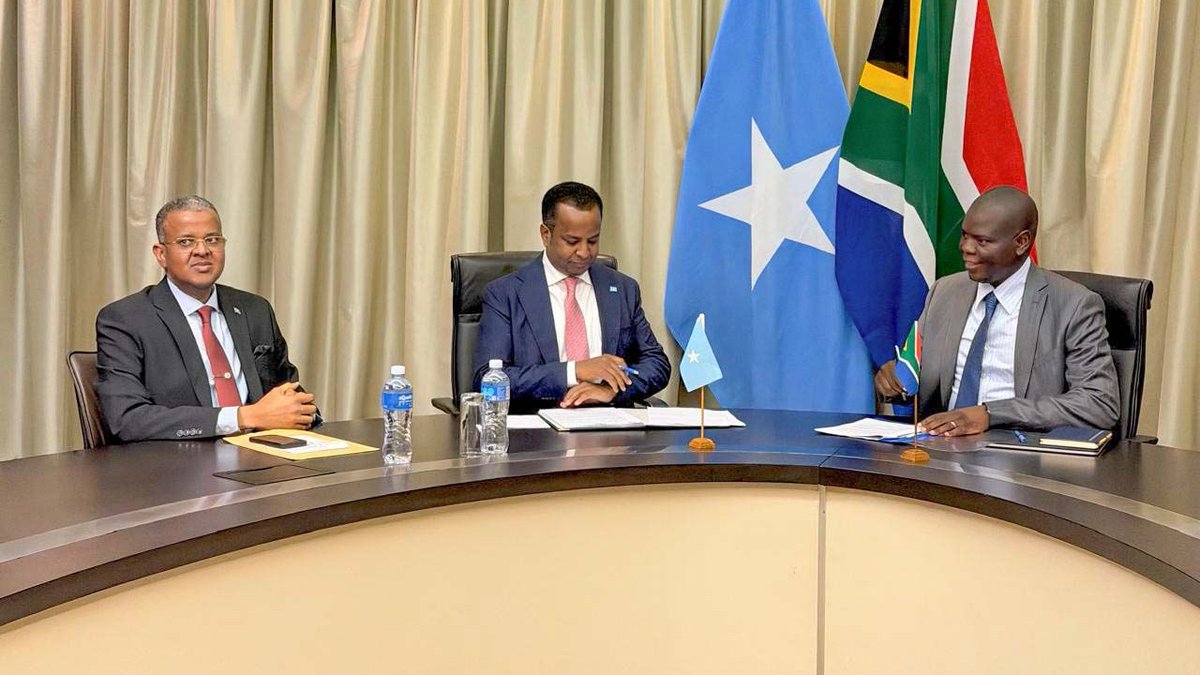 ArlaadiMnetwork's tweet photo. ⚡️UPDATE: #Somali Foreign Minister @AbdisalamDhaay on Tuesday met with his South African counterpart, @RonaldLamola, in #Pretoria “to strengthen bilateral ties and boost cooperation in trade, education, health, agriculture, and human capital development.”

According to @MOFASomalia, both ministers — accompanied by Ambassador @amb_msheikh —“reaffirmed their commitment to supporting #Somalia’s sovereignty and unity while coordinating on regional and international priorities for peace, stability, and development.”