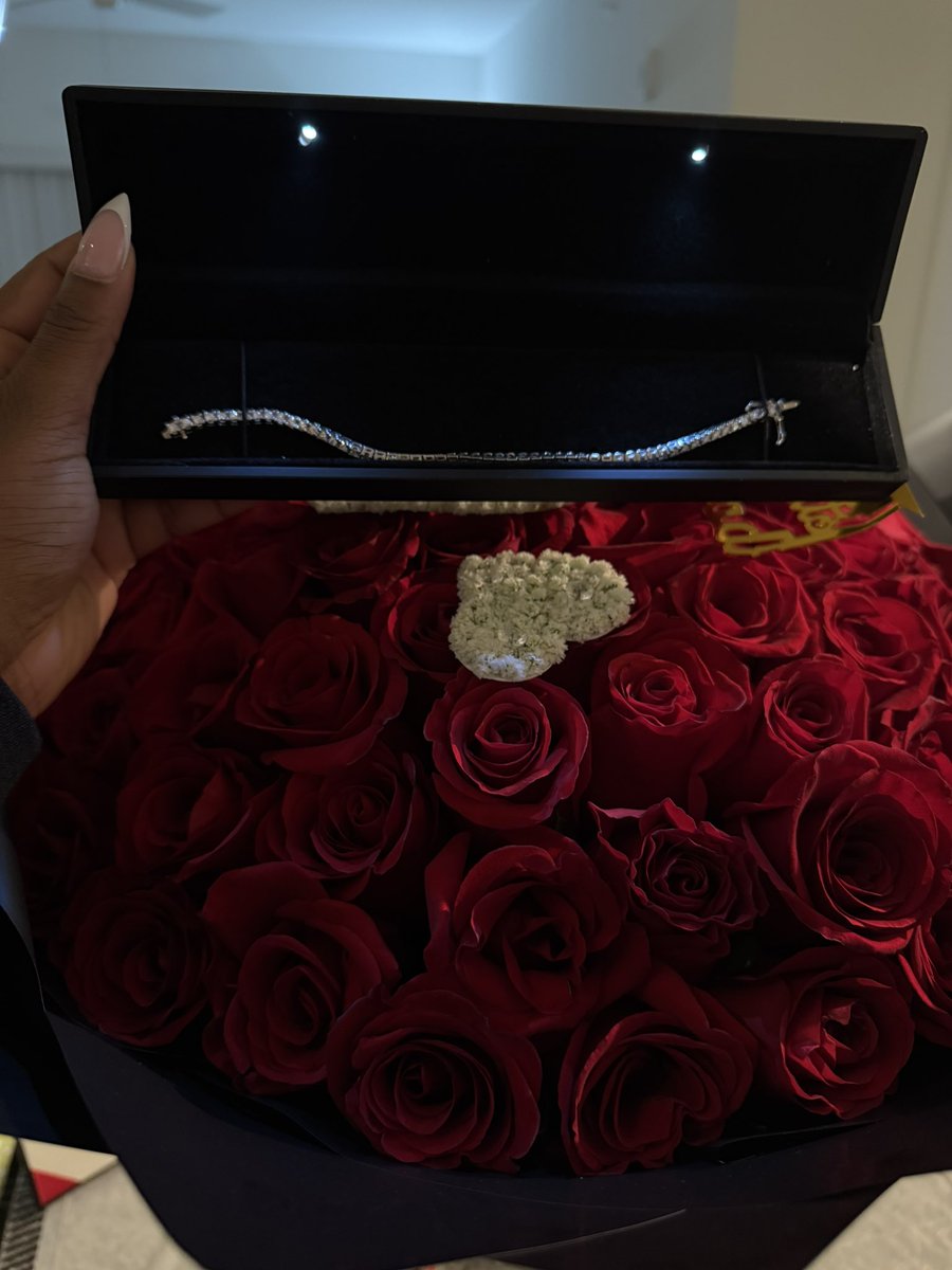 DeeTheBratt_'s tweet image. this year been so good to me already 🥲 &amp;amp; thanks to my man too 👩🏽‍❤️‍💋‍👨🏻