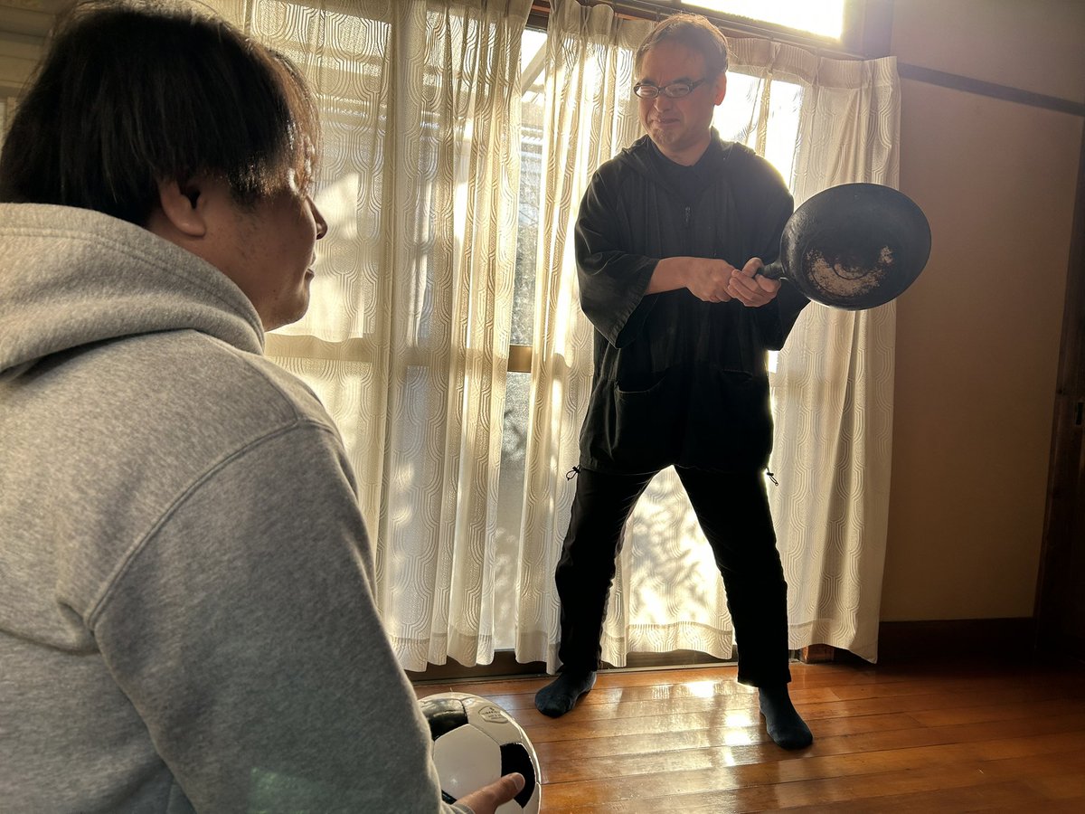 camelfilm's tweet photo. こんばんは。
短編映画「雨のフットボール」着々と仕上げ進行中です。
昨年末に録音した色々な音を重ねつつ、映画が日に日に立ち上がってくる感じがしています。
インフルエンザが流行ってますが、気をつけて日々お過ごしください！！
#上野原
#古河 
#フライパン 
#効果音
#ユニークなマンホール https://t.co/1NrudL9Thh