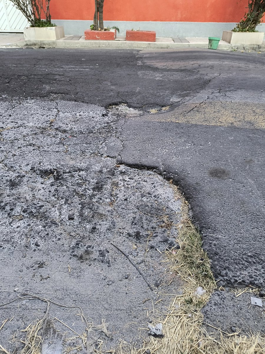LU15_CDMX's tweet photo. #Bacheton #Socavon @yancolozano @AlcaldiaGam @UCS_GCDMX @ClaraBrugadaM 
Favor de tapar bache socavón en tope ubicado en Calle La Corona 127 Col Industrial GAM CP 07800
Ya lleva más de 1 año y sigue creciendo URGE 📢 @AtinaleAlBache @BachesCDMX https://t.co/TMGdjggE7v