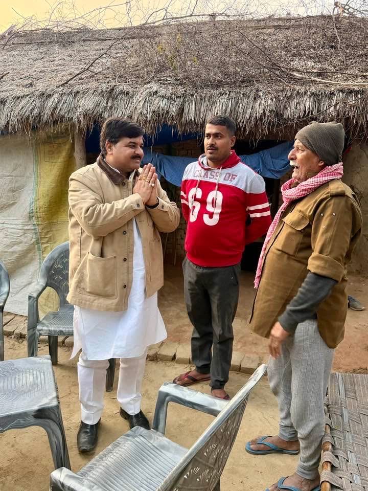 AnkitParihar9's tweet photo. हर परिस्थिति में एक समर्पित पारिवारिक सदस्य के रूप में सेवा करने के अपने संकल्प को पूरा करने के क्रम में गंभीर बीमारी से पीड़ित, बीघापुर ब्लॉक के काछीबारी (निहालीखेड़ा) गांव निवासी श्रीमती शिवकली जी जिन्हें डाक्टरों ने ऑपरेशन की सलाह दी थी लेकिन ऑपरेशन के लिए आ रही आर्थिक दिक्कतों की जानकारी होने पर लखनऊ के एक निजी अस्पताल में धनराशि जमा करवाई जिस से सकुशल ऑपरेशन संपन्न हुआ और श्रीमती शिवकली जी को पूर्ण स्वास्थ लाभ मिल गया है। धनराशि की रसीद एवं प्रपत्र परिवारजनों को सौंपते हुए स्वास्थ्य लाभ कि जानकारी प्राप्त की और शीघ्र ही पूर्ण रूप से स्वस्थ होने की शुभकामनाएं दी।
परिवार मेरा है तो जिम्मेदारी भी मेरी है।
#166भगवंतनगर