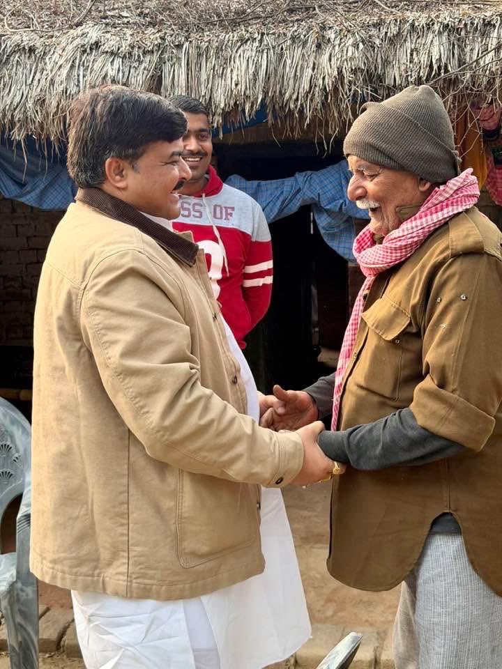 AnkitParihar9's tweet photo. हर परिस्थिति में एक समर्पित पारिवारिक सदस्य के रूप में सेवा करने के अपने संकल्प को पूरा करने के क्रम में गंभीर बीमारी से पीड़ित, बीघापुर ब्लॉक के काछीबारी (निहालीखेड़ा) गांव निवासी श्रीमती शिवकली जी जिन्हें डाक्टरों ने ऑपरेशन की सलाह दी थी लेकिन ऑपरेशन के लिए आ रही आर्थिक दिक्कतों की जानकारी होने पर लखनऊ के एक निजी अस्पताल में धनराशि जमा करवाई जिस से सकुशल ऑपरेशन संपन्न हुआ और श्रीमती शिवकली जी को पूर्ण स्वास्थ लाभ मिल गया है। धनराशि की रसीद एवं प्रपत्र परिवारजनों को सौंपते हुए स्वास्थ्य लाभ कि जानकारी प्राप्त की और शीघ्र ही पूर्ण रूप से स्वस्थ होने की शुभकामनाएं दी।
परिवार मेरा है तो जिम्मेदारी भी मेरी है।
#166भगवंतनगर