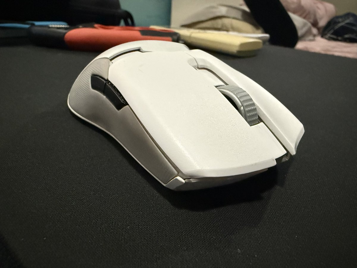 KargenRam's tweet photo. Been using this Viper Ultimate for years now. It’s started to falling apart recently.. care to replace me a new shell please 🙏🏾 save me from this carnage 🫰🏾 https://t.co/it2mdfm0jL