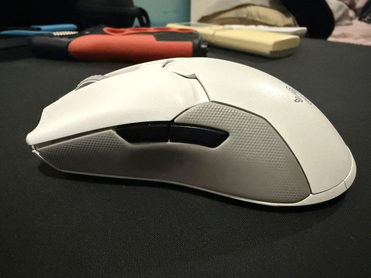 KargenRam's tweet photo. Been using this Viper Ultimate for years now. It’s started to falling apart recently.. care to replace me a new shell please 🙏🏾 save me from this carnage 🫰🏾 https://t.co/it2mdfm0jL