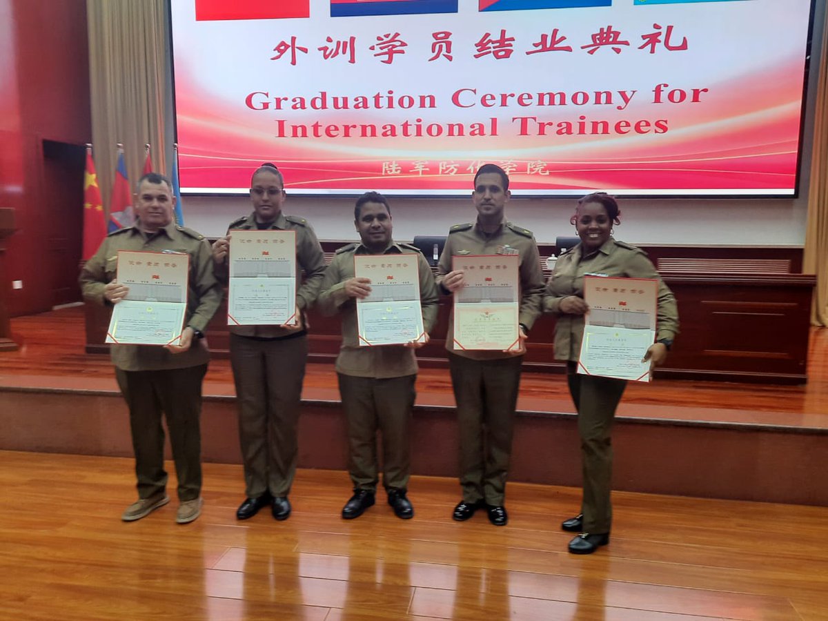 MIRA ESTO! 🇨🇺 La excelencia cubana no tiene fronteras.
 Verde olivo: humilde, sacrificado y brillantemente capaz. 
Acaban de graduarse  en el Curso de Tecnologías de detección y protección NBC en China. 🇨🇳
#Cuba