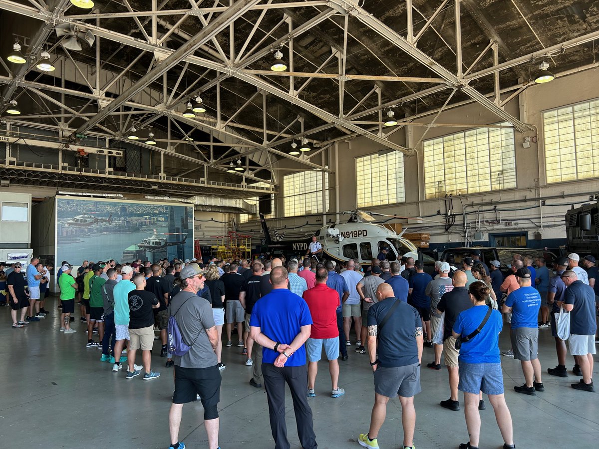 FBINAAQuantico's tweet image. 🗽 Session 297 students took a big bite out of NYC this past weekend! They had an amazing time learning, exploring, and connecting. Huge thanks to the NYPD for all their support! #FBINAA #Session297 #NYCadventure