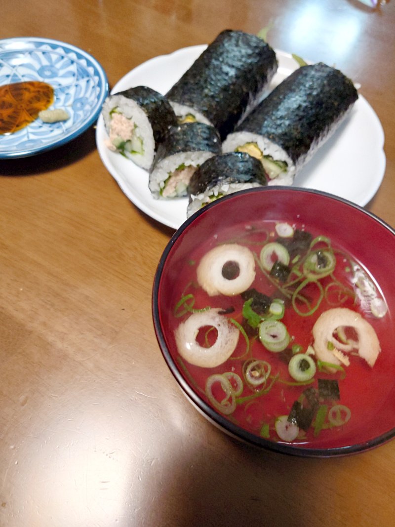 Aeonm's tweet image. お寿司巻き巻きした！👹