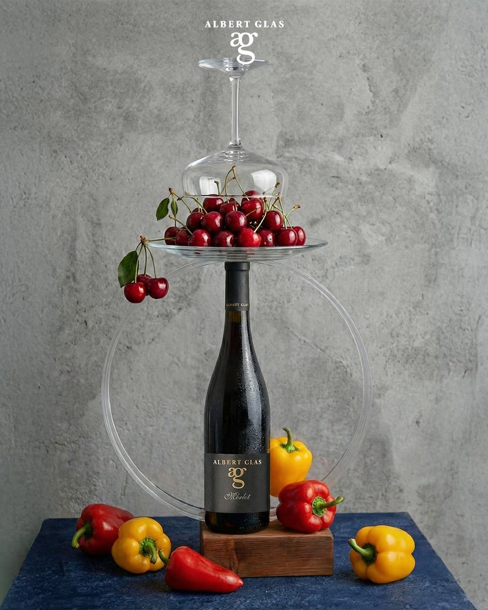 Unser Merlot: dunkle Frucht, feine Tiefe ohne geschwungene Tannin-Keule und eine samtige Struktur, die sich sanft um die Zunge legt.

Geheimtipp: Probiert ihn zu dunkler Schokolade mit Fruchtstücken.