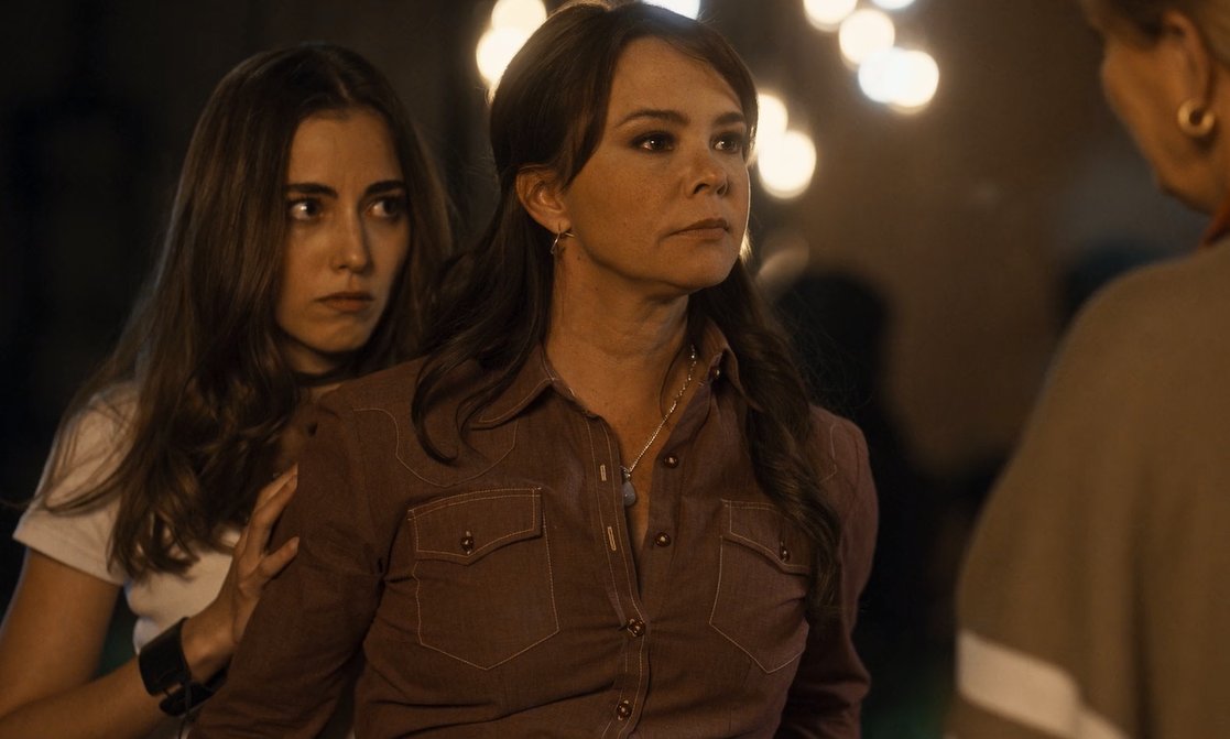 PasdeGavilanes's tweet photo. #PasiónDeGavilanes2 #PDG20 Sarita se interpone entre doña Gabriela y su hija para impedirle que la golpee. https://t.co/ONefMh4qRO