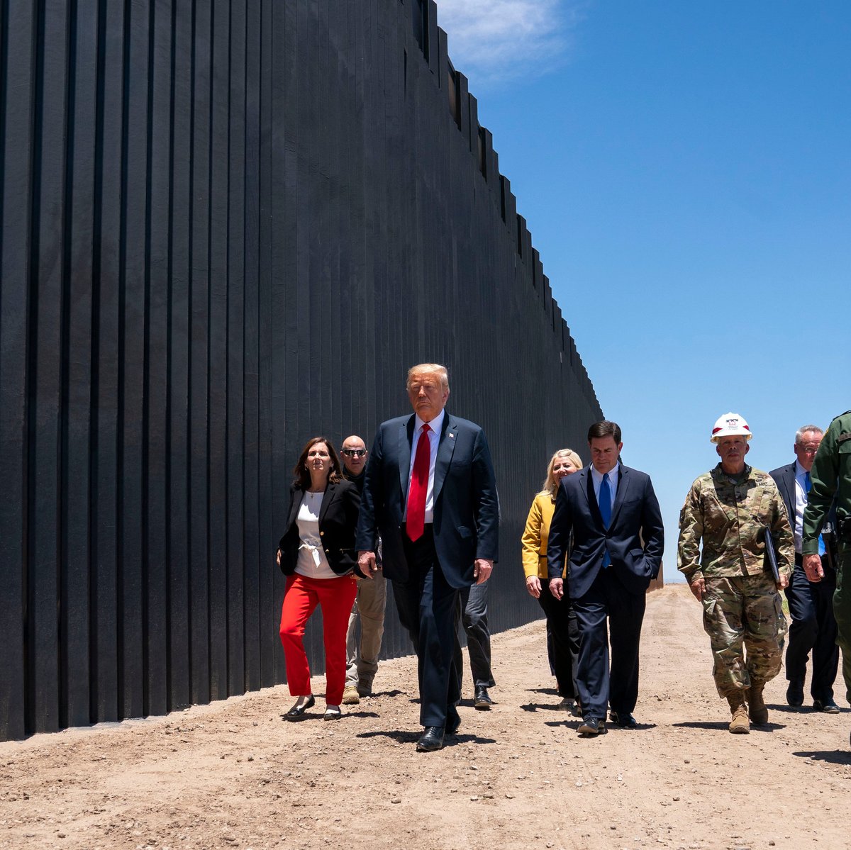Rahul_AJ_1990's tweet photo. The DA wants to build a wall between black people and white people in Cape Town.

Now where have we seen this before? https://t.co/LVR3ryVyIG
