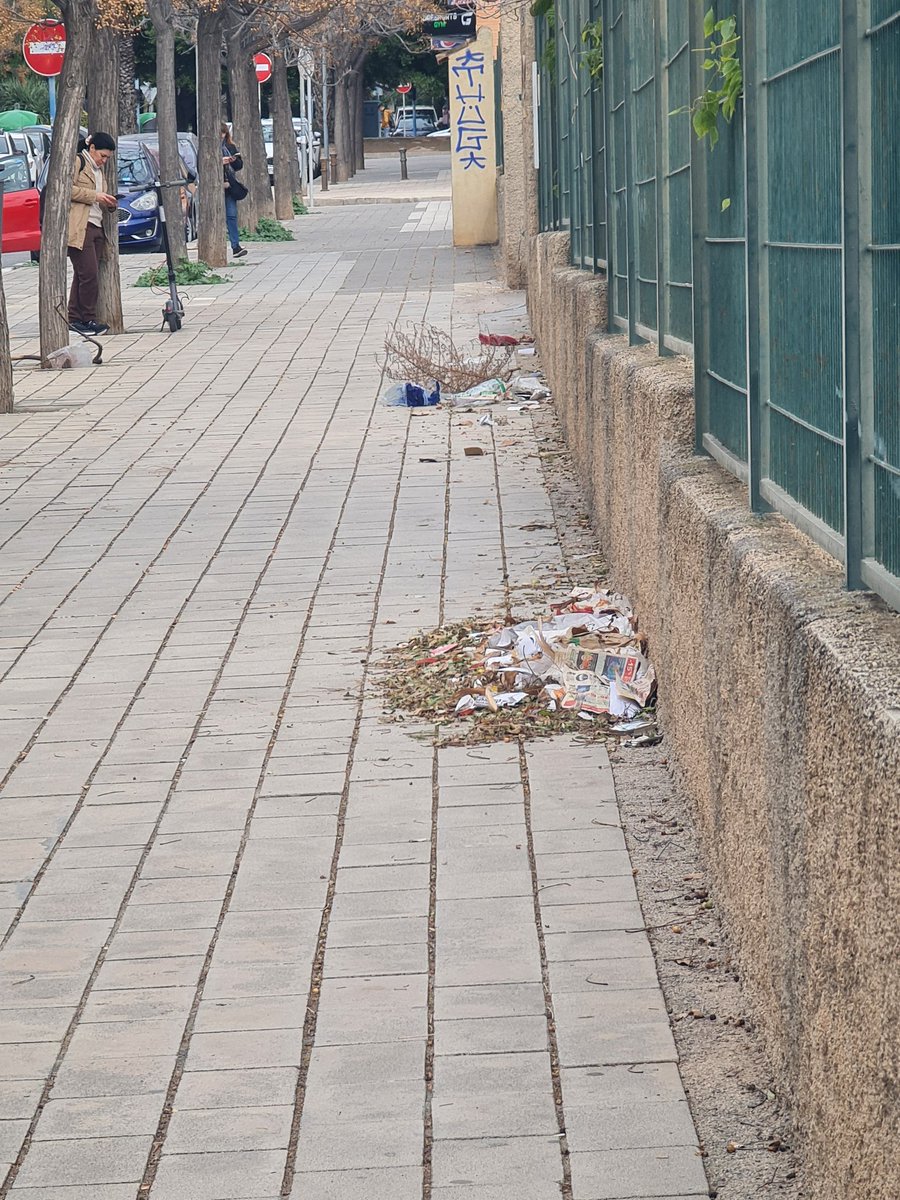 TONiiiik10's tweet photo. Este es el estado en el que se encuentra los alrededores del colegio público Azorin de Alicante,desde hace más de 5 días,literalmente un estercolero. @CALalicante https://t.co/F9kyFXLg9w