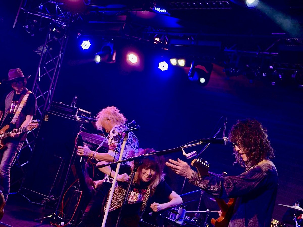 39Anniv. BIG LOVE BIG HUG!!! 
一光さんかっこよい　見守る顔は優しい
DIEちゃんのエネルギー✨は
ほんといつもすごいなーって思う　
DIEちゃんと私の組み合わせはどーしてなのか笑えるww西ヤンも笑ってるようにみえる😀とにかく頼もしくてカッコいいメンバーなんだよー👍