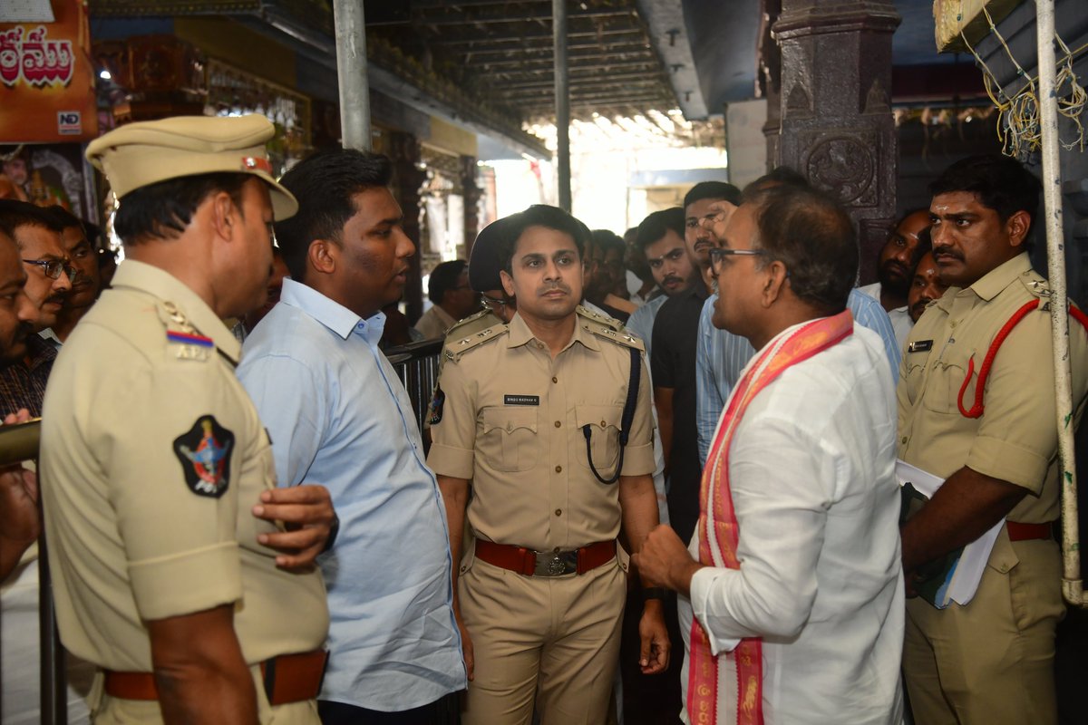 KAKINADAPOLICE's tweet photo. మహాశివరాత్రి సందర్బంగా పిఠాపురంలోని శ్రీ కుక్కుటేశ్వర స్వామి దేవస్థానం నందు మహాశివరాత్రి భద్రత ఏర్పాట్లను జిల్లా కలెక్టర్ శ్రీ ఎస్. షణ్మోహన్, ఐఏఎస్., గారితో కలసి పరిశీలించిన కాకినాడ జిల్లా SP శ్రీG. #BinduMadhavIPS గారు.
@APPOLICE100
#appolice
#kakinada
#APDCM
#pithapuram https://t.co/eO97ghnXdt