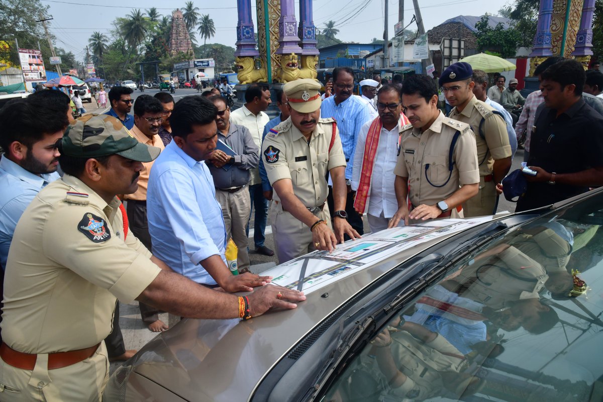 KAKINADAPOLICE's tweet photo. మహాశివరాత్రి సందర్బంగా పిఠాపురంలోని శ్రీ కుక్కుటేశ్వర స్వామి దేవస్థానం నందు మహాశివరాత్రి భద్రత ఏర్పాట్లను జిల్లా కలెక్టర్ శ్రీ ఎస్. షణ్మోహన్, ఐఏఎస్., గారితో కలసి పరిశీలించిన కాకినాడ జిల్లా SP శ్రీG. #BinduMadhavIPS గారు.
@APPOLICE100
#appolice
#kakinada
#APDCM
#pithapuram https://t.co/eO97ghnXdt
