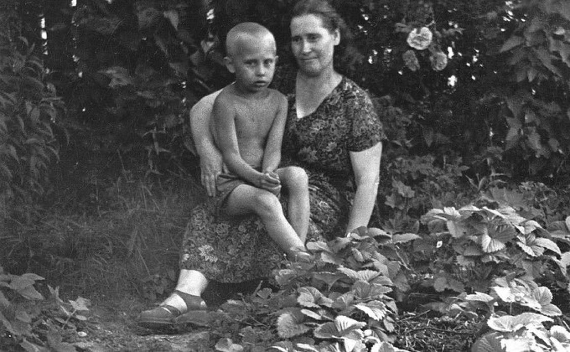 HistoricHub's tweet image. Vladimir Putin at the age of 5 with his mom Maria Ivanova in July 1958.