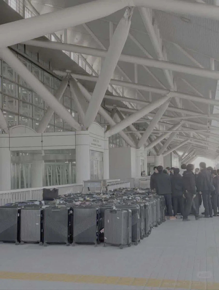 seesawxx's tweet photo. The amount of their luggage is simply shocking. This is clearly a serious and large-scale trip that fans have been waiting for years. #btsupdate #bts https://t.co/AEvpFdWpI0