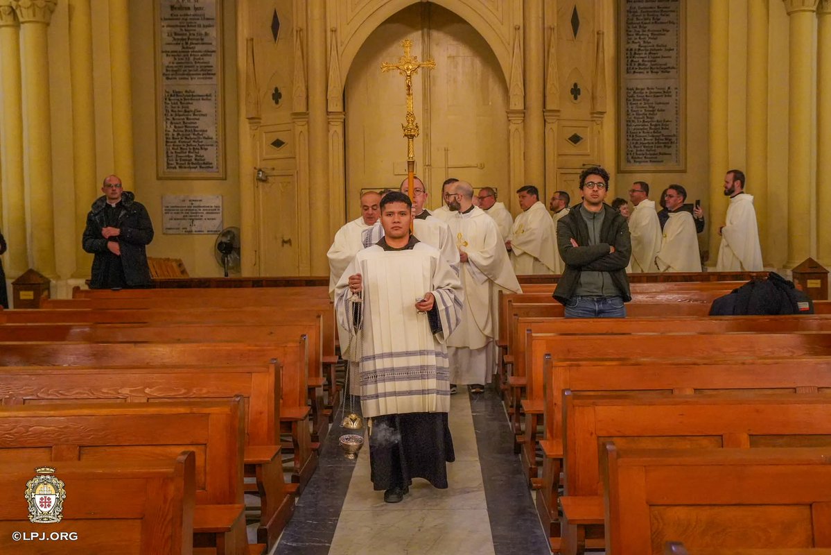 LPJerusalem's tweet image. الثلاثاء 3 شباط 2026، ترأس غبطة البطريرك الكاردينال بييرباتيستا بيتسابالا، بطريرك القدس للاتين، قداسًا إلهيًا في كاتدرائية البطريركية اللاتينية، تمّ خلاله منح الأب كلود باش، لقبَ قانوني القبر المقدس الفخري.

On Tuesday, February 3rd, 2026, His Beatitude Cardinal Pierbattista…