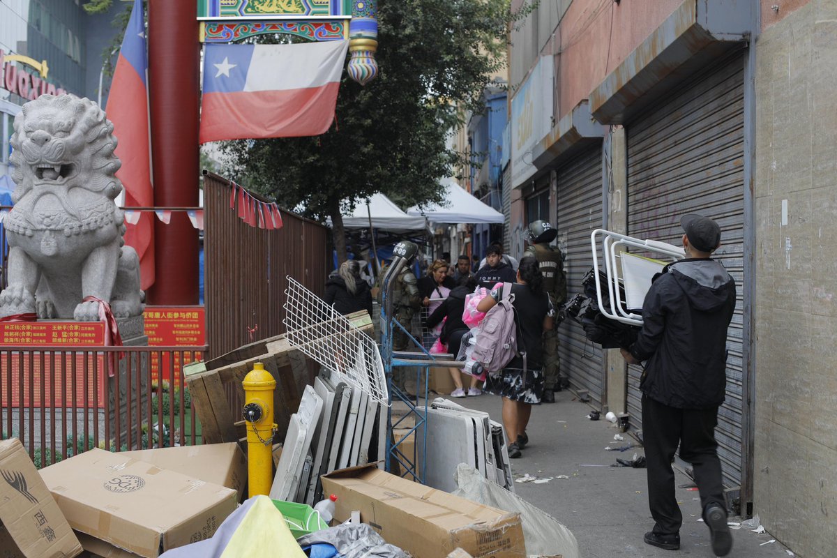 🔴 En Barrio Meiggs seguimos avanzando con hechos.

Más de 100 funcionarios, entre Carabineros y equipos municipales, participan del tercer operativo contra el comercio informal, enfocado en el retiro de toldos azules y el control de accesos en 7 intersecciones estratégicas.