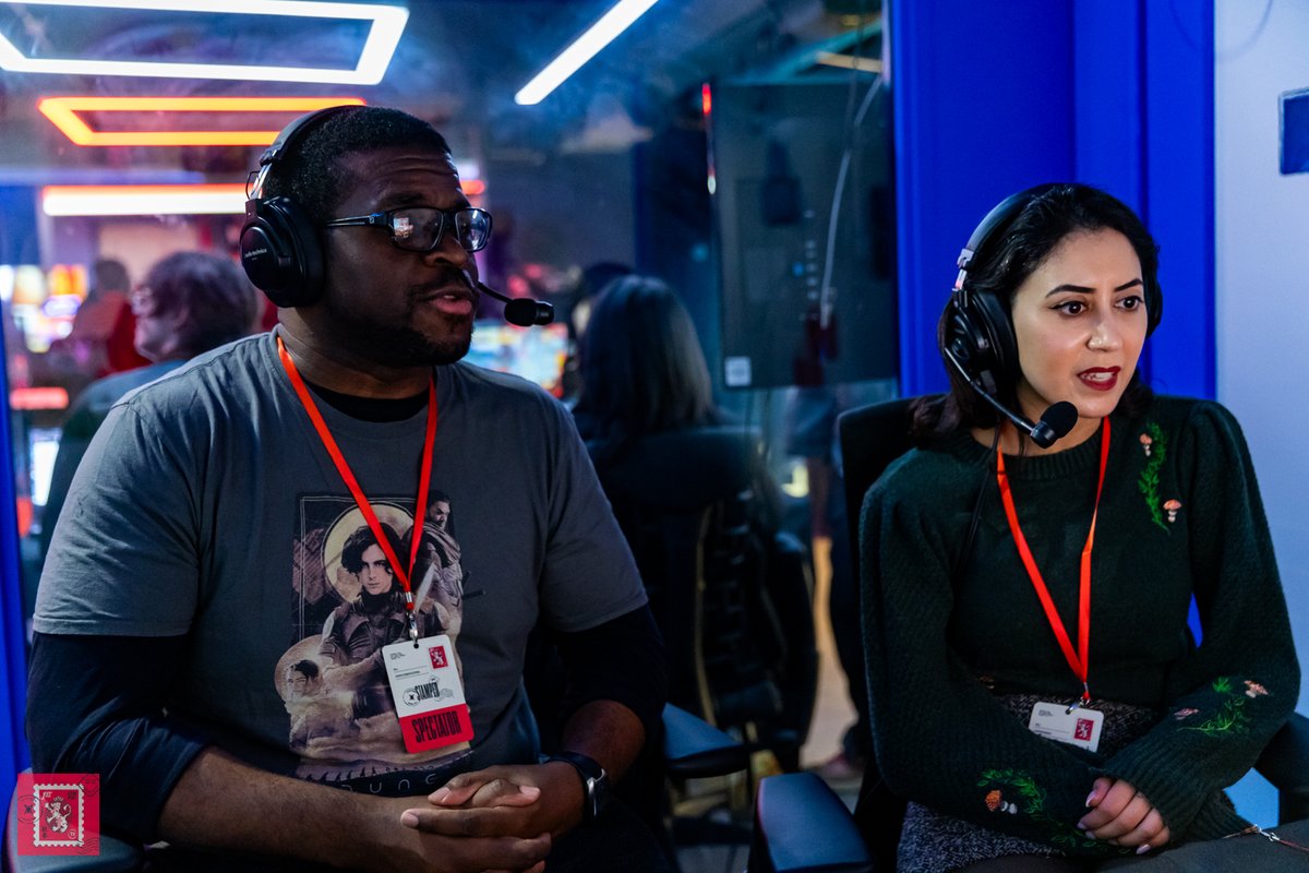 Shoutouts to <a href="/Calvin_CSC/">CSC @ TWT Finals</a> for this awesome photo of myself and <a href="/DaddyDorya/">DaddyDorya</a> from the 'Stamped' #TEKKEN8 tournament at <a href="/redbullgaming/">Red Bull Gaming</a> Sphere London, last month 😁👍 Awesome doing commentary with her, and it was a great event experience! Thanks to <a href="/AmmelK/">Chop</a> for the opportunity again 🎤