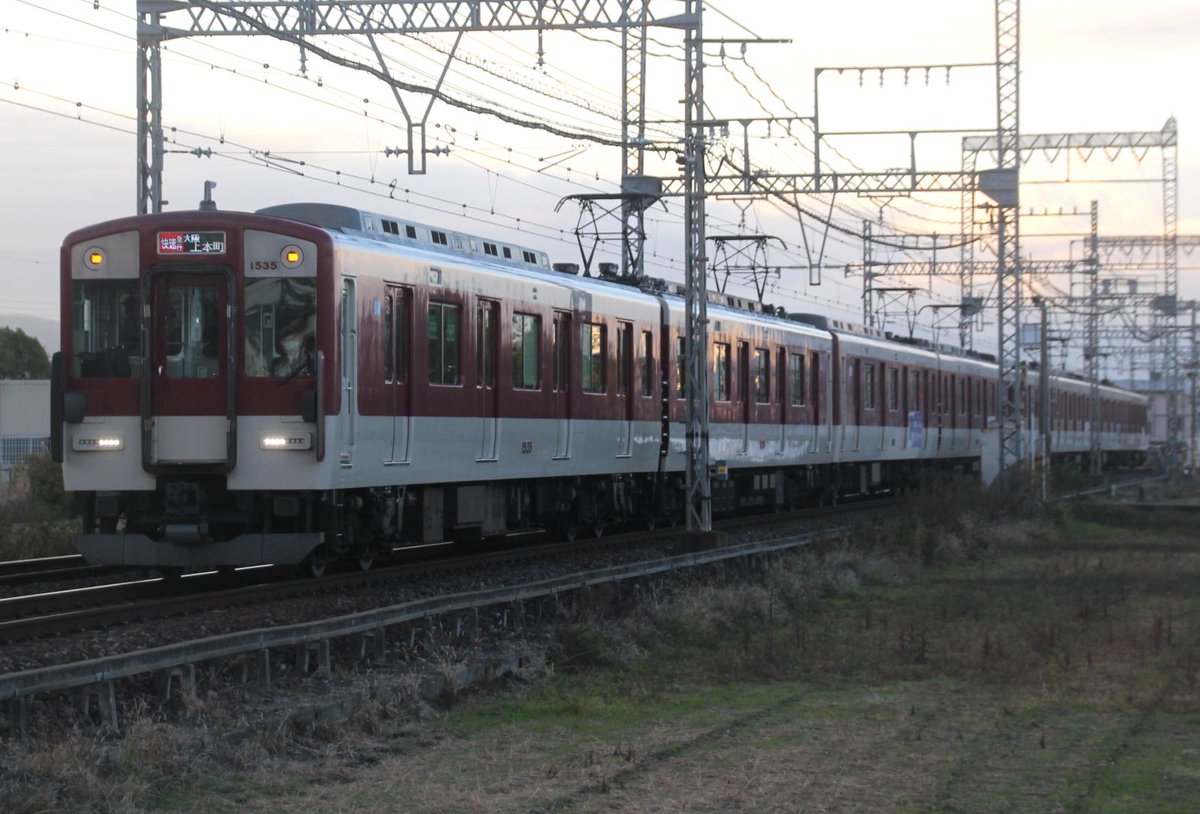 YLc5820's tweet photo. おはようございます🙂大阪方から2+6の組成で運行される平日朝の大阪線快速急行3624レですが下り方の6両はKIPSのラッピングを施した1620系VF41が主に充当され、同編成の貴重(!?)な快急運用になっています😊🚋
#近鉄 #近鉄電車 #近鉄大阪線 #快速急行 #8両編成 #KIPS #VF41 #貴重 #近鉄1620系 https://t.co/yDMYPoAuCG