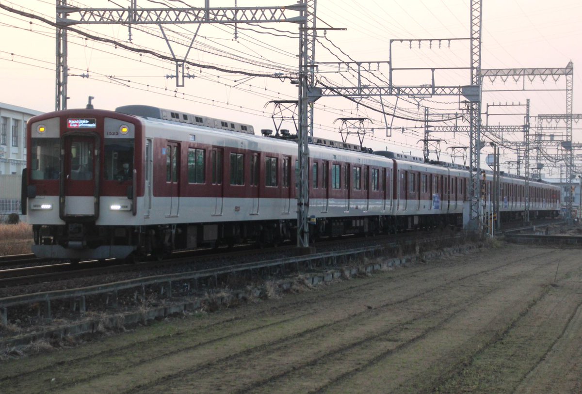 YLc5820's tweet photo. おはようございます🙂大阪方から2+6の組成で運行される平日朝の大阪線快速急行3624レですが下り方の6両はKIPSのラッピングを施した1620系VF41が主に充当され、同編成の貴重(!?)な快急運用になっています😊🚋
#近鉄 #近鉄電車 #近鉄大阪線 #快速急行 #8両編成 #KIPS #VF41 #貴重 #近鉄1620系 https://t.co/yDMYPoAuCG