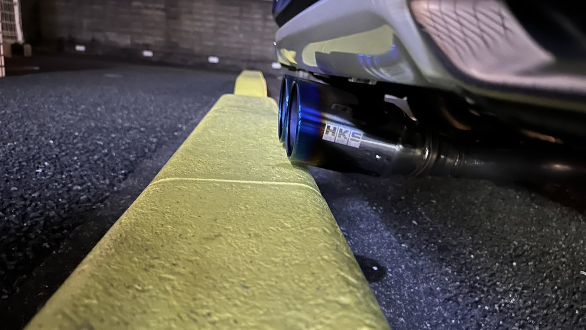 #自分の車に付けているマフラーはどこ製なのか言う 
HKSリーガマックススポーツ