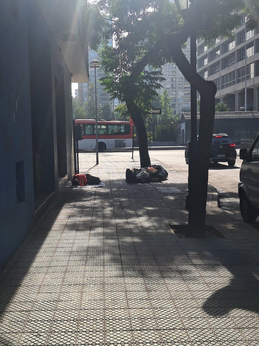 noesparabanar's tweet photo. @AndresSant_Yago En Santa Lucía–Católica llevan semanas sin retiro de basura los fines d semana. Santiago Centro recibe a más d 2 millones de personas y tiene alto comercio. Es insalubre para vecinos @desbordes @Muni_Stgo @CamilaDavagnino @luis_mackenna @jmenaconcejal @Santiago_Mekis @ContigoCHV https://t.co/vkAJYEgLee