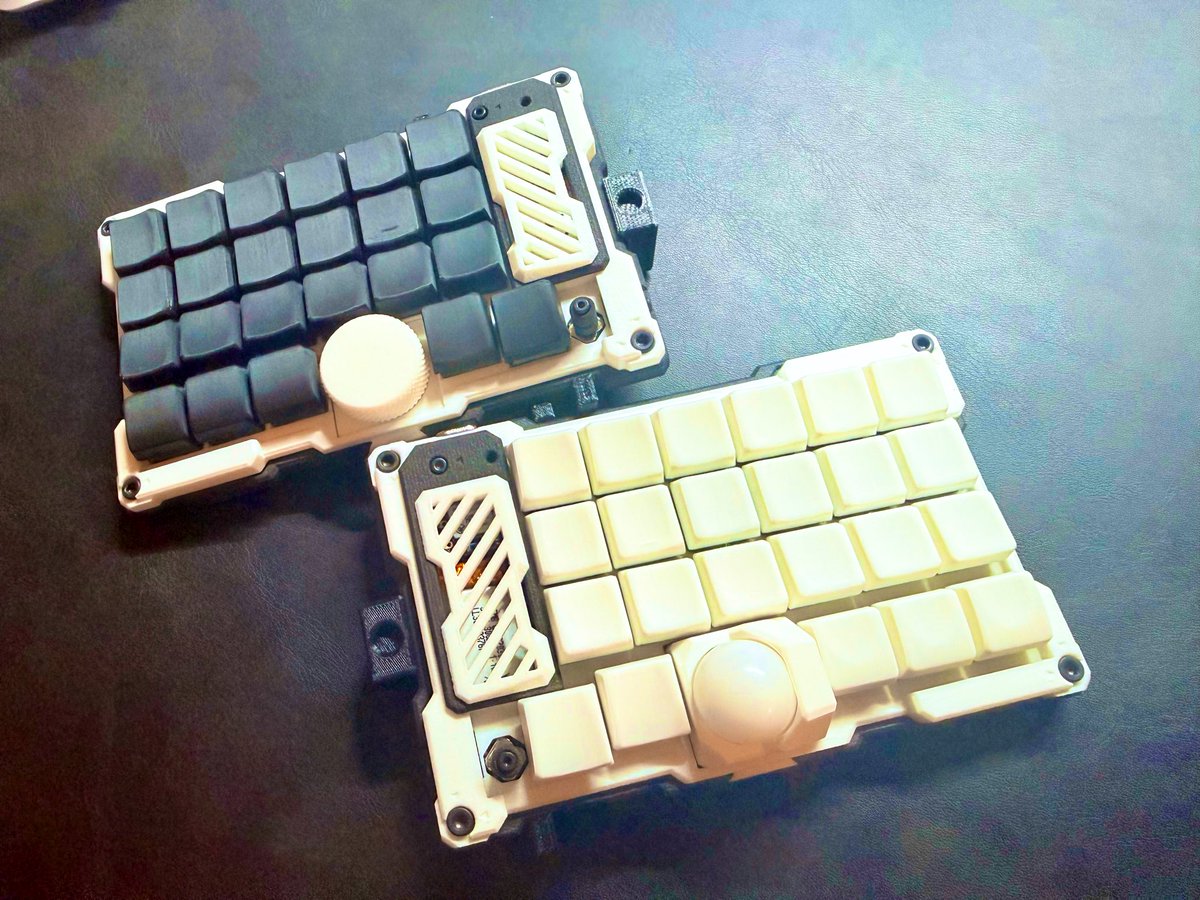 limitshot84's tweet photo. 白黒MeKaBu
見た目ヨシ!
打鍵感もすごくいいけど、指腹でやってたらしく指先が痛い、、
これも修行か、、
#RidgeCap #MeKaBu_KB https://t.co/578ii5Qy60