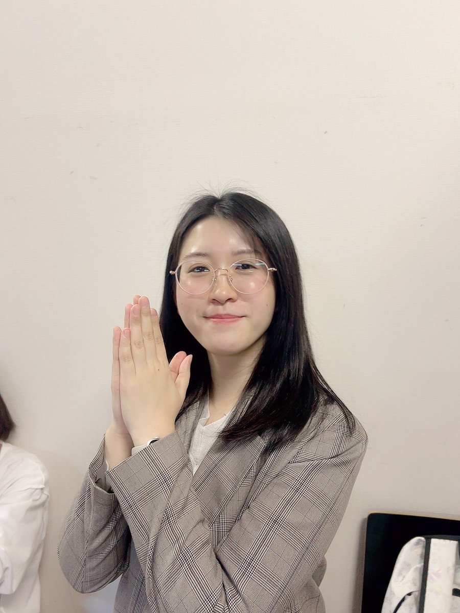 稽古場で恵方巻き食べてたらえまちゃんに逆から狙われ、更にはどんどん人が集まってきた笑

願い事はもちろんヤンバルクイナが大成功しますように！！✨

 #ヤンバルクイナは真夜中に跳ぶ