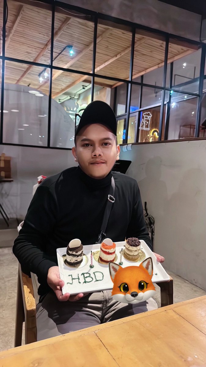 Sedikit cerita..
Foto ini pas ultah 2 thn lalu, kondisi masih terlilit pnjol.
Sekilas terlihat hepi2 aja, padahal malem itu aku berdoa moga ini jadi ultah yg terakhir, karna udah desperate bgt buat lanjutin hidup.
Di depan keluarga berusaha baik2 aja. Padahal besoknya ada japoan