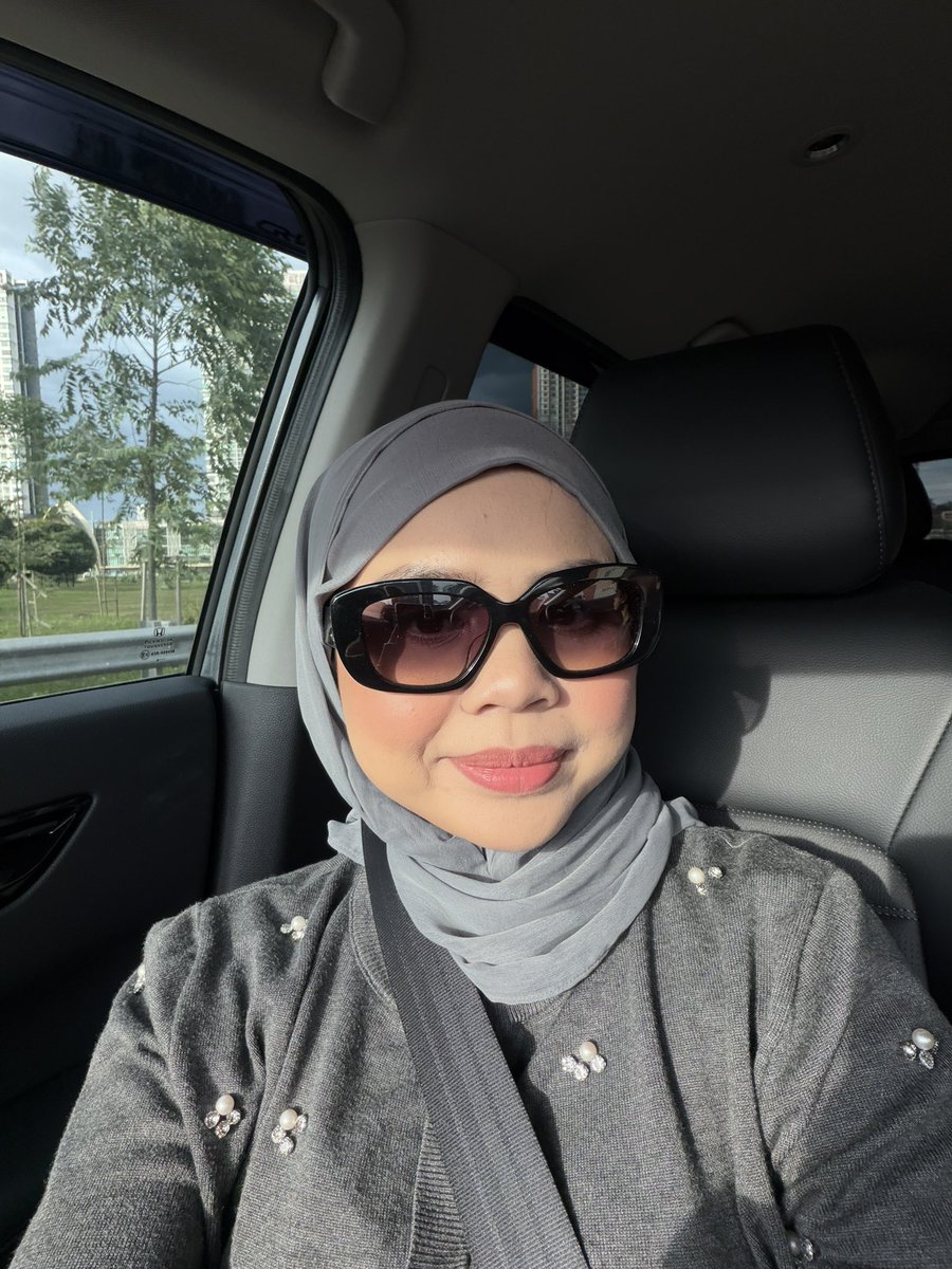 nabilabalqis's tweet photo. Hi everyone, im letting go my Celine sunglasses for good cause jarang pakai, ada sikit scratch hence i turunkan price jauh from normal price, feel free to dm me if you’re serious buyer 🥰

NP: RM2600
SP: RM1200 (can nego) https://t.co/KZbrgiW7ZE