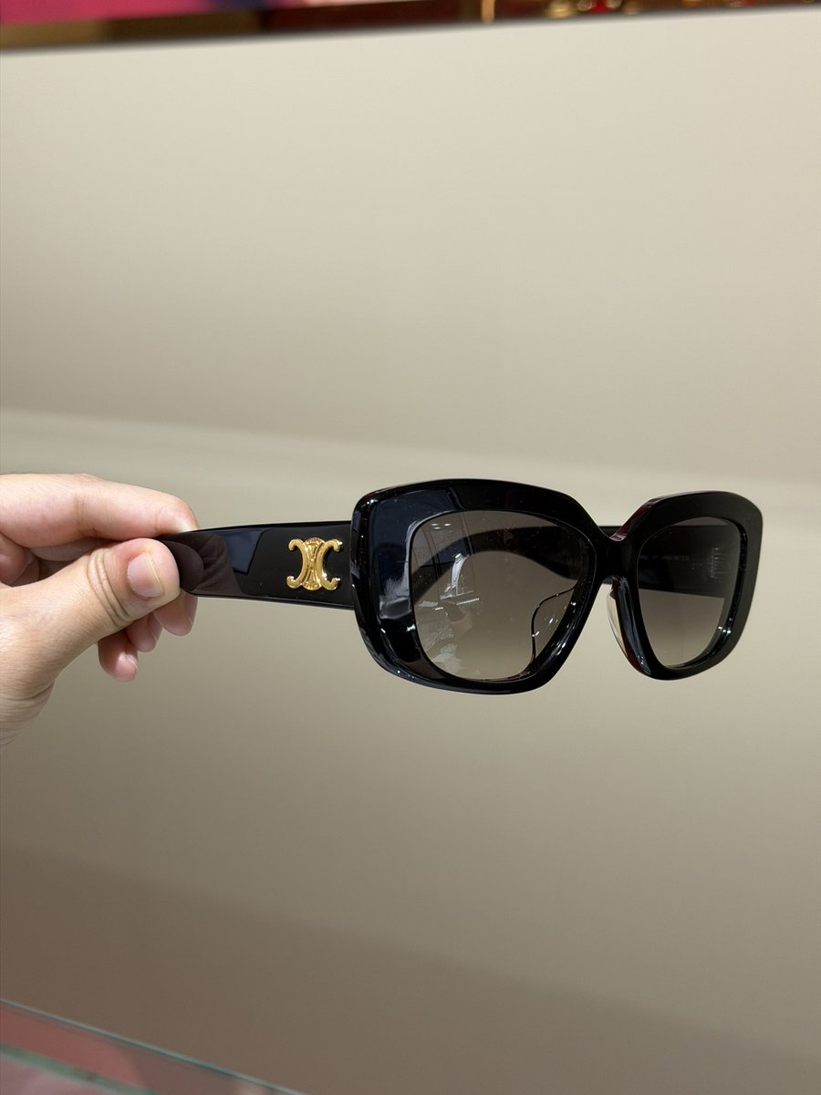nabilabalqis's tweet photo. Hi everyone, im letting go my Celine sunglasses for good cause jarang pakai, ada sikit scratch hence i turunkan price jauh from normal price, feel free to dm me if you’re serious buyer 🥰

NP: RM2600
SP: RM1200 (can nego) https://t.co/KZbrgiW7ZE