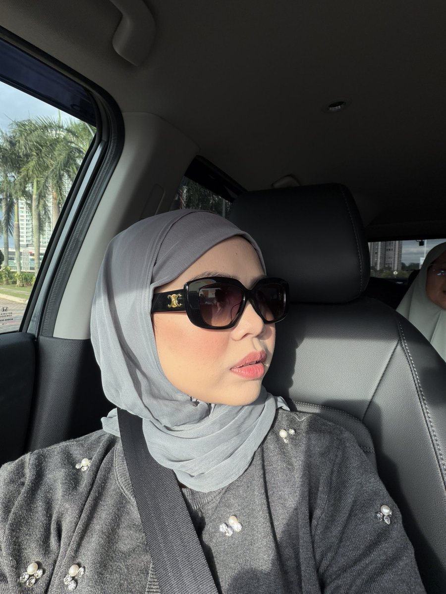 nabilabalqis's tweet photo. Hi everyone, im letting go my Celine sunglasses for good cause jarang pakai, ada sikit scratch hence i turunkan price jauh from normal price, feel free to dm me if you’re serious buyer 🥰

NP: RM2600
SP: RM1200 (can nego) https://t.co/KZbrgiW7ZE