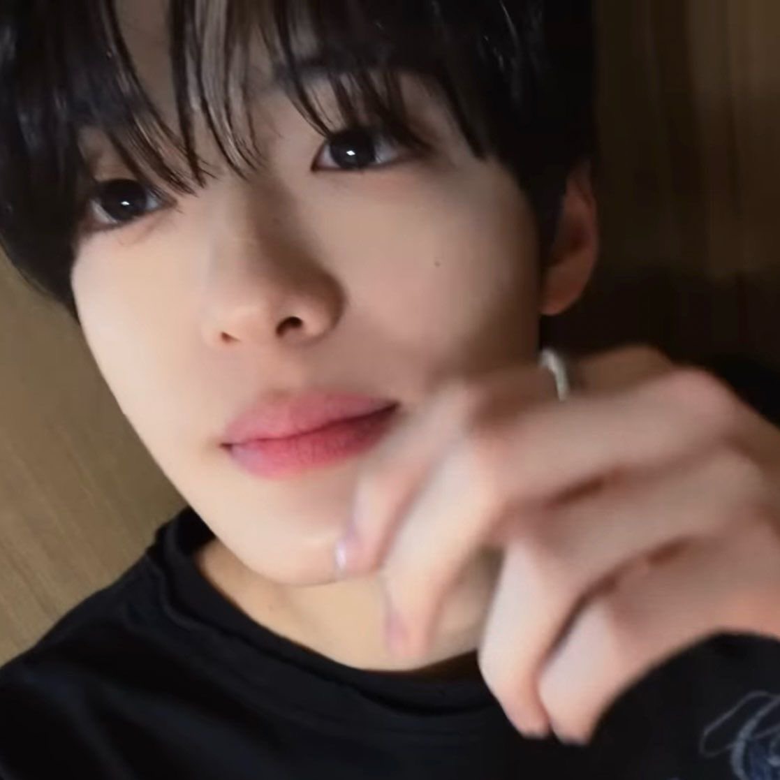 sangkomdawn's tweet photo. — last server, just you | a #hyeonxin #sixsevenz AU 

where anxin kept logging into roblox after sangwon &amp; geonwoo outgrew it. then geonwoo introduced sanghyeon who’s chatty and always online. when late night games became quiet calls, anxin realised they were just playing anymore https://t.co/qyngxmUloR