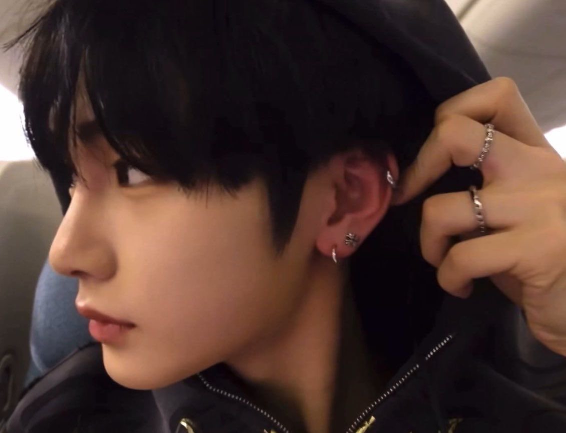sangkomdawn's tweet photo. — last server, just you | a #hyeonxin #sixsevenz AU 

where anxin kept logging into roblox after sangwon &amp; geonwoo outgrew it. then geonwoo introduced sanghyeon who’s chatty and always online. when late night games became quiet calls, anxin realised they were just playing anymore https://t.co/qyngxmUloR