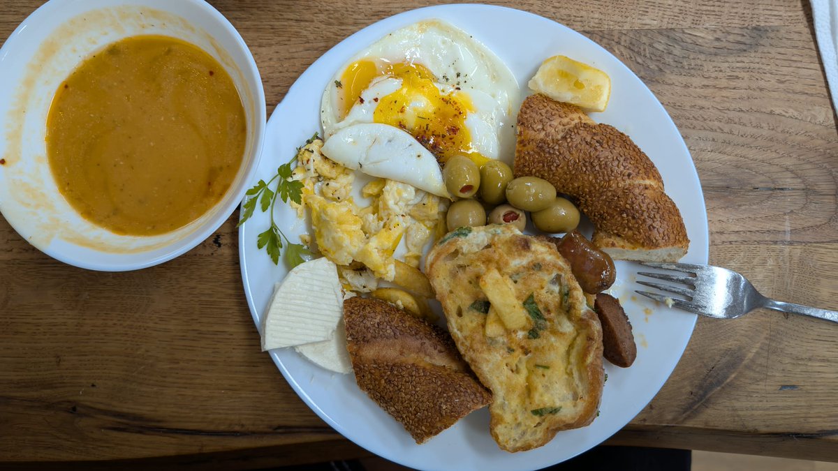 MarcelPita19101's tweet photo. Gmgm fambily☕️🥐

smash or pass ?

#GoodMorning #Breakfast 
#marcelpitang #kryptopresident https://t.co/fuDfS7RCIs