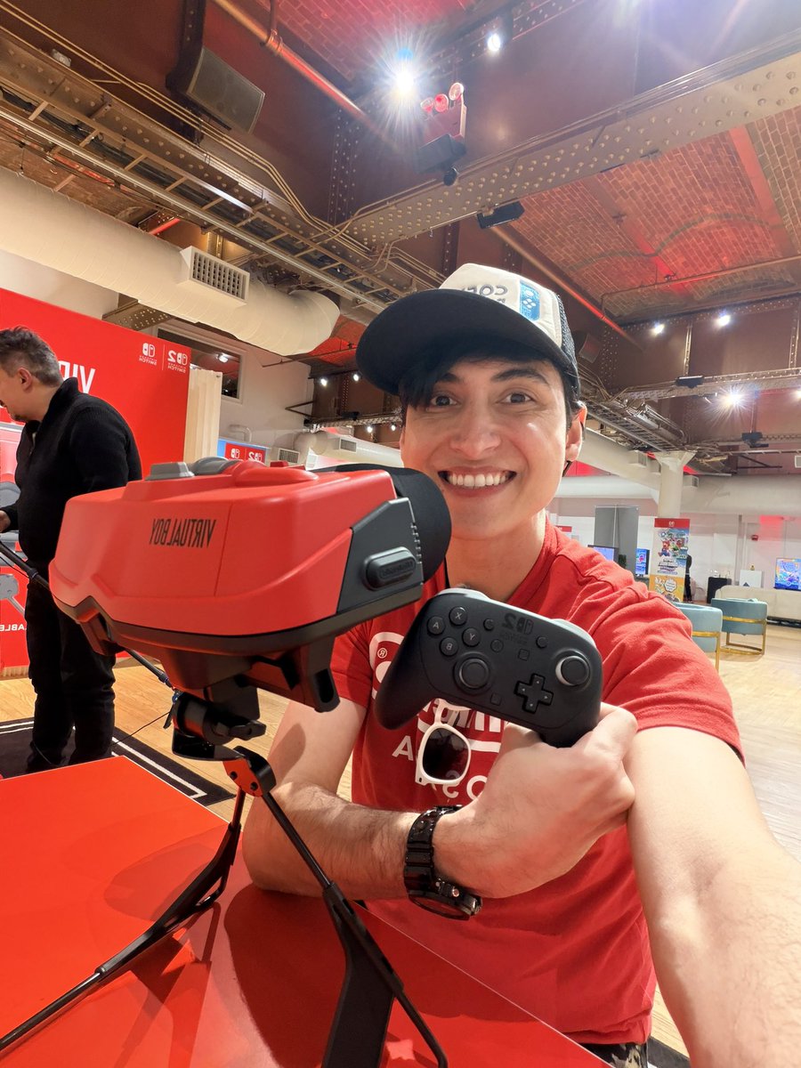 rodrigocoelhoc's tweet photo. Algumas imagens em primeira mão do novo acessório do Virtual Boy para Nintendo Switch 2.

- Ele encaixa também no Switch OLED e Switch comum
- Não temos previsão para o Brasil 🇧🇷 
- O completo custa $99.99, o de papelão $24.99

Vídeo completo com detalhes já no canal https://t.co/Fp601DEdI4