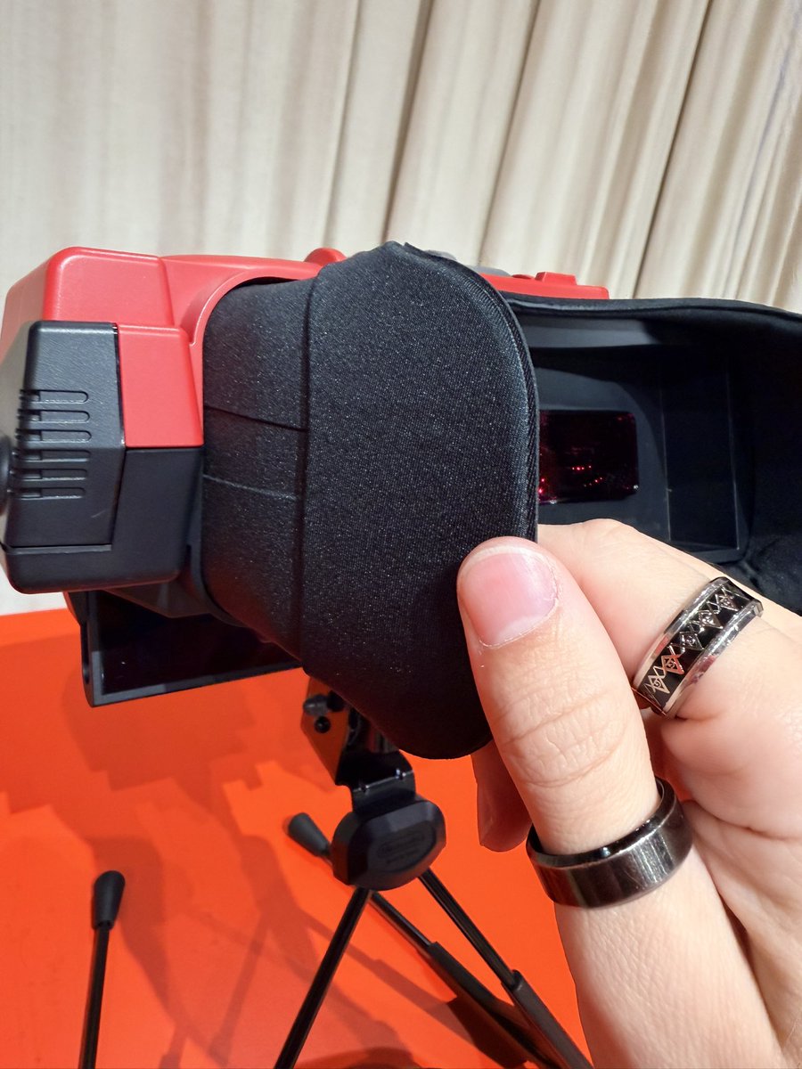 rodrigocoelhoc's tweet photo. Algumas imagens em primeira mão do novo acessório do Virtual Boy para Nintendo Switch 2.

- Ele encaixa também no Switch OLED e Switch comum
- Não temos previsão para o Brasil 🇧🇷 
- O completo custa $99.99, o de papelão $24.99

Vídeo completo com detalhes já no canal https://t.co/Fp601DEdI4
