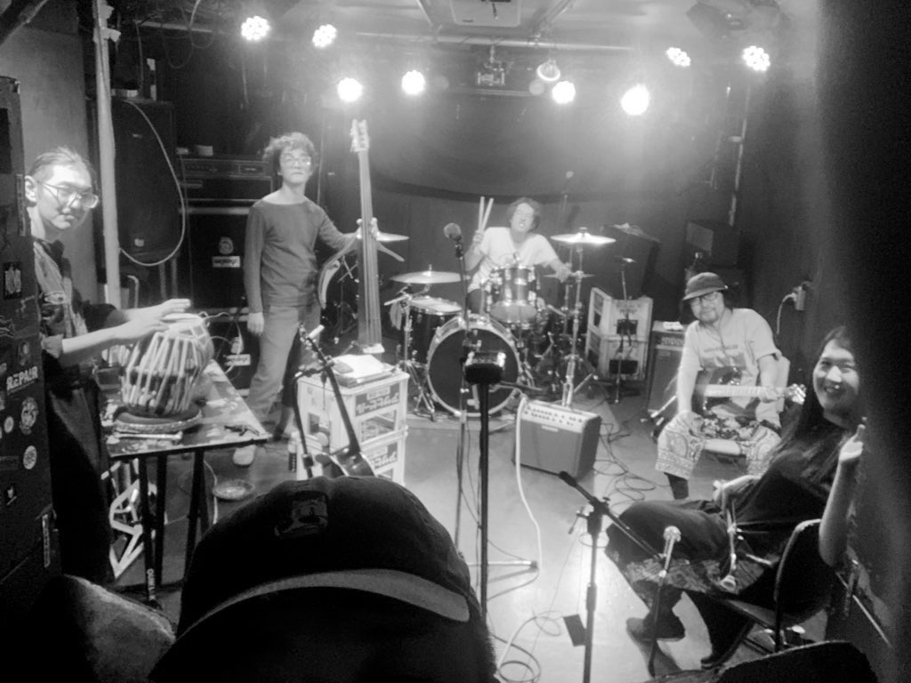 mitsupunn_320's tweet photo. 3月20日もバンド仕様で出演します。320&amp;THE SPECIAL TRIBE BAND。そう、いまいちどメンバー紹介。
右から

二胡 山口真央
gt.TSUKA
dr.タローくん
ba.こーちゃん
タブラ 刑六電気

の布陣でやります🔥‼️🔥‼️🔥‼️ https://t.co/1IeXntzlZ9