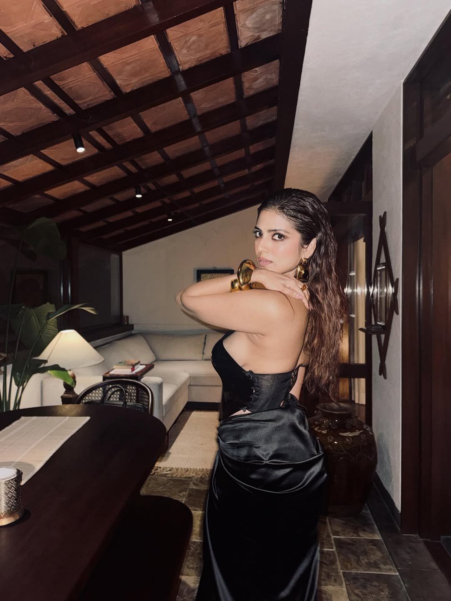actressaddix's tweet photo. ๐คโจ๏ธ๐
#malz #MalavikaMohanan #GRAMMYs #VarietyIndia #VarietyShowVibes #actress #black https://t.co/emJkECh3rz