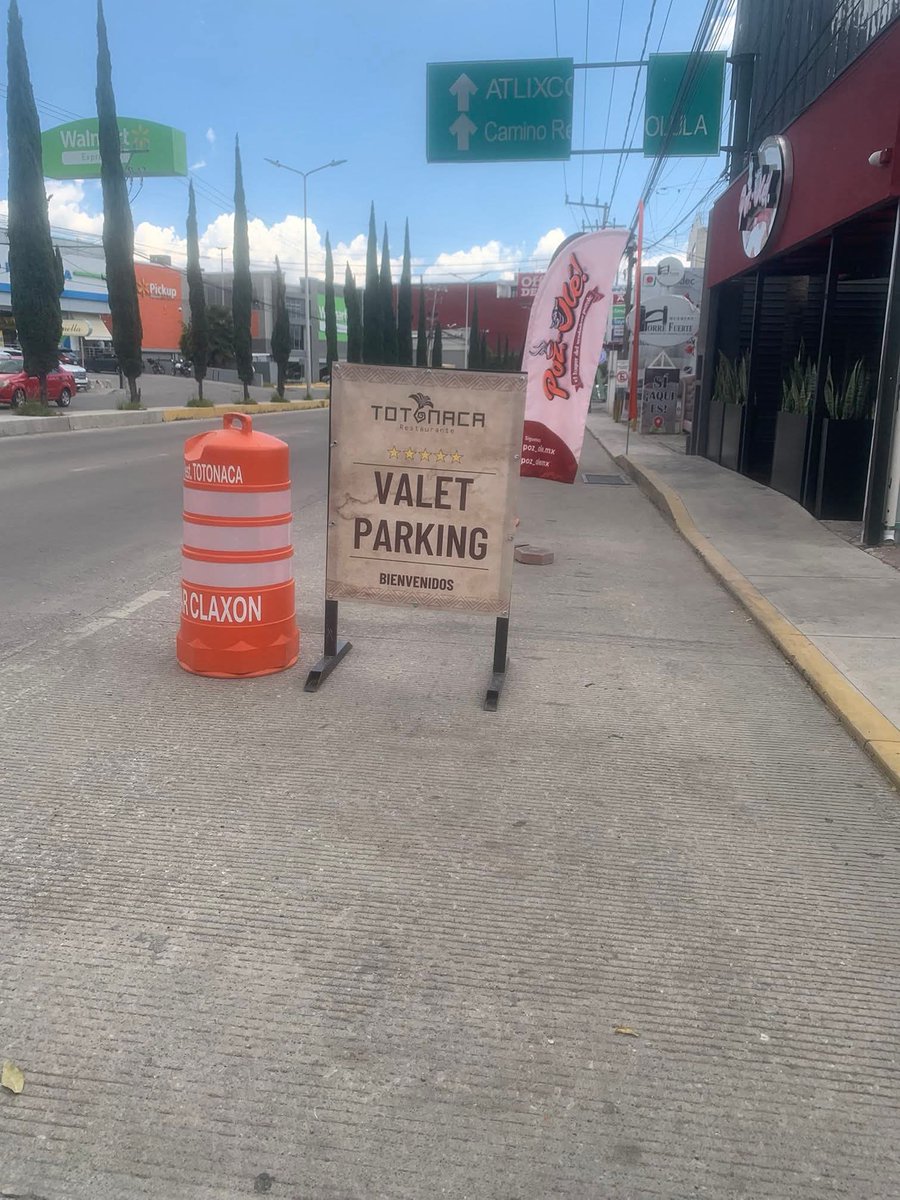 La mayoría de la gente que se opone a la ciclovía en Zavaleta lo hace por mantener el statu quo de la calle, que es este: 

Poco les interesa realmente la seguridad de nadie o que se hagan estudios o que se transforme la calle y su uso. 

Su objetivo es perpetuar el agandalle.