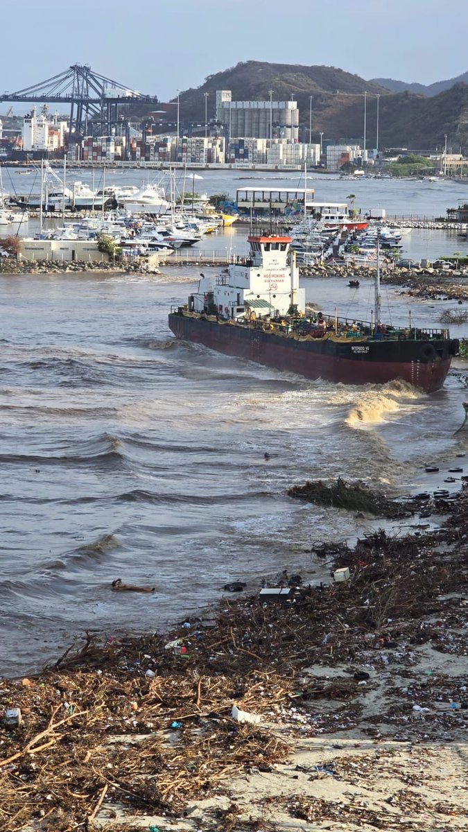 #MetrópolisOC | Las imagenes hablan por sí solas. Residuos plásticos, botellas, escombros y desechos de todo tipo cubren hoy varias playas de Santa Marta, una situación agravada por las lluvias que arrastraron la basura desde calles, cerros, rios y canales hasta el mar. 

Aunque