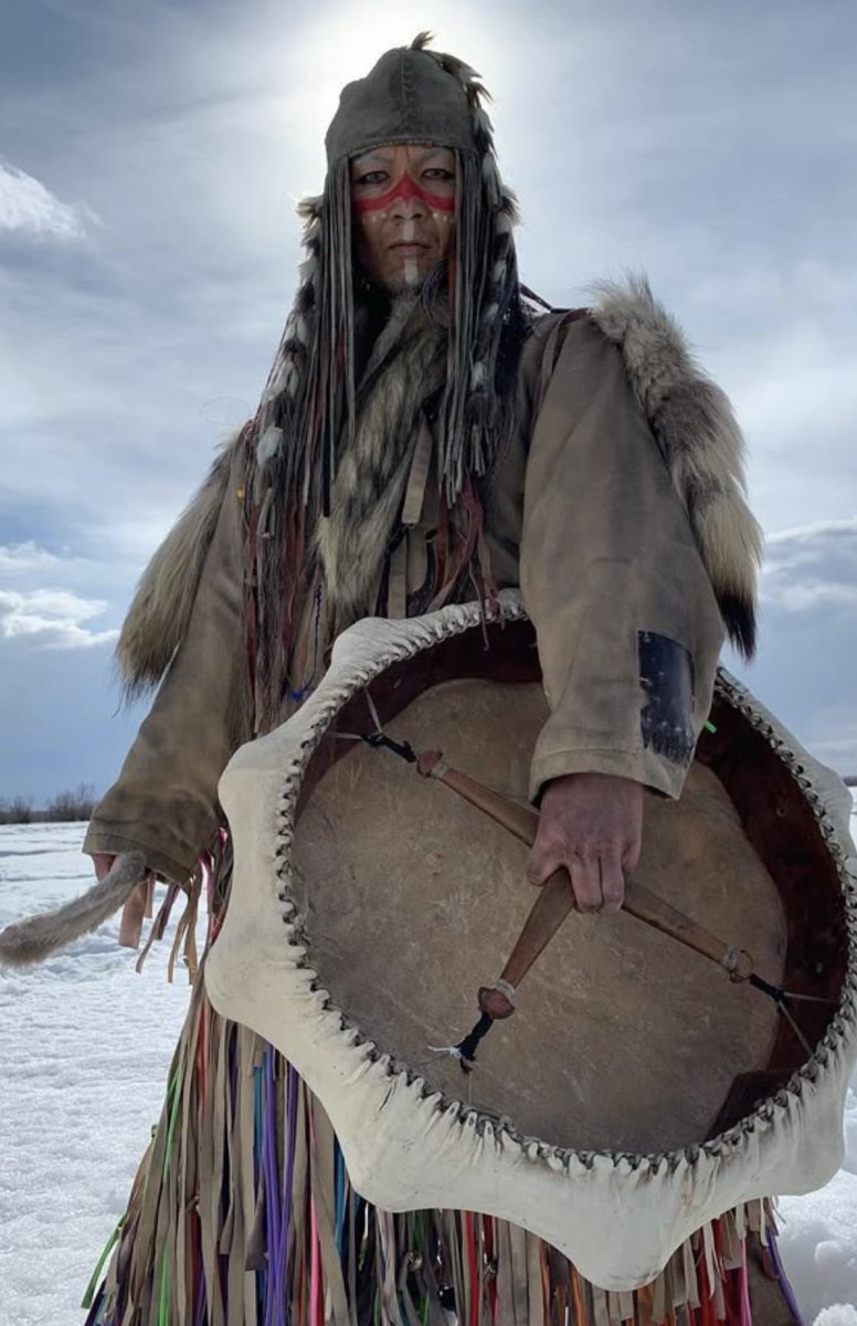 "Chaman" d'où vient ce mot ?
Le mot "chaman" vient des langues toungouses de Sibérie. Il désigne
"celui qui sait", celui qui a appris à voir au-delà du visible.