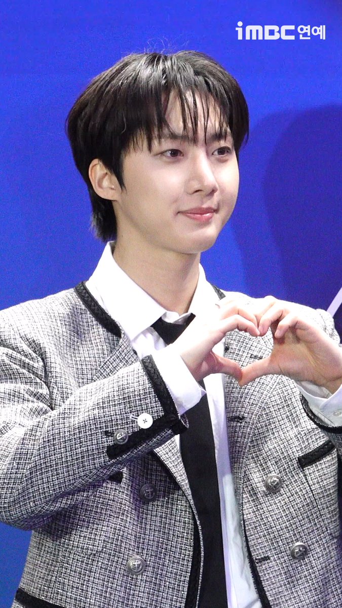 imbcenews's tweet photo. [Shorts] '천재 작곡가' 후이, 여전히 빛나리~✨
#펜타곤 #PENTAGON #후이 #HUI #뮌 #MUNN #서울패션위크 #2026FW #SeoulFashionWeek #포토월 #iMBC연예

⬇️영상 Click Plz⬇️
https://t.co/ycV3Xtv4Iv https://t.co/qgXtH4UU58