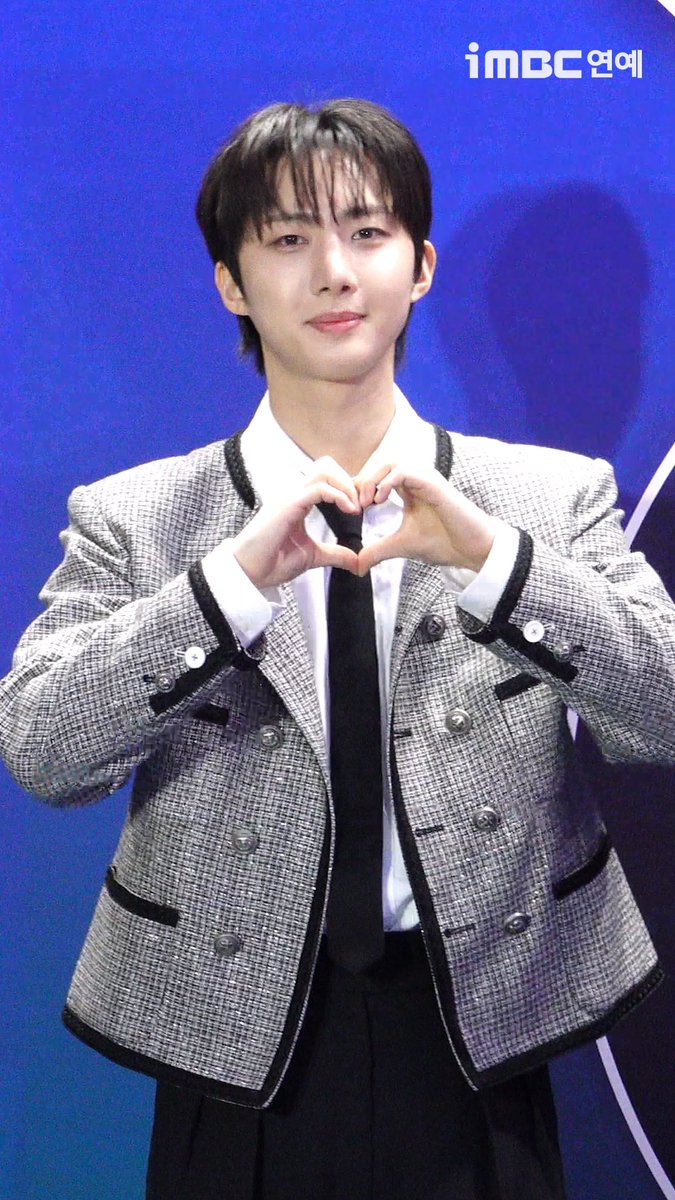 imbcenews's tweet photo. [Shorts] '천재 작곡가' 후이, 여전히 빛나리~✨
#펜타곤 #PENTAGON #후이 #HUI #뮌 #MUNN #서울패션위크 #2026FW #SeoulFashionWeek #포토월 #iMBC연예

⬇️영상 Click Plz⬇️
https://t.co/ycV3Xtv4Iv https://t.co/qgXtH4UU58