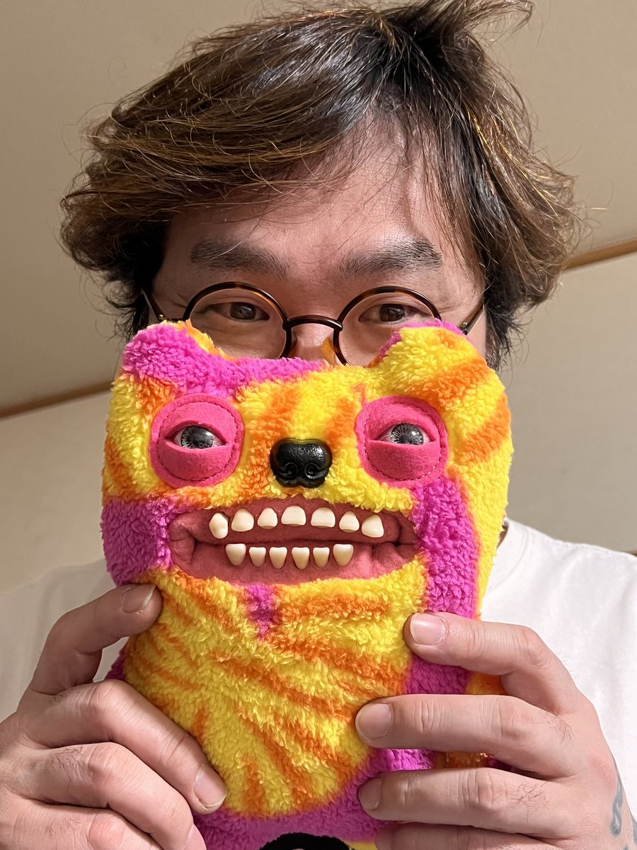 「ゆかちゃんにプレゼントあんねん！」と
夫からもらったのがコレ🤗

私に似てるらしい……🤔

そう言われてから見てると、細い目、低い鼻、すきっ歯と共通点が多くだんだん似てる気がしてきた🤣
ただ、こんなに出っ歯ではない😡w

夫はコレを首からぶら下げて歩きたいらしい

愛ですね(