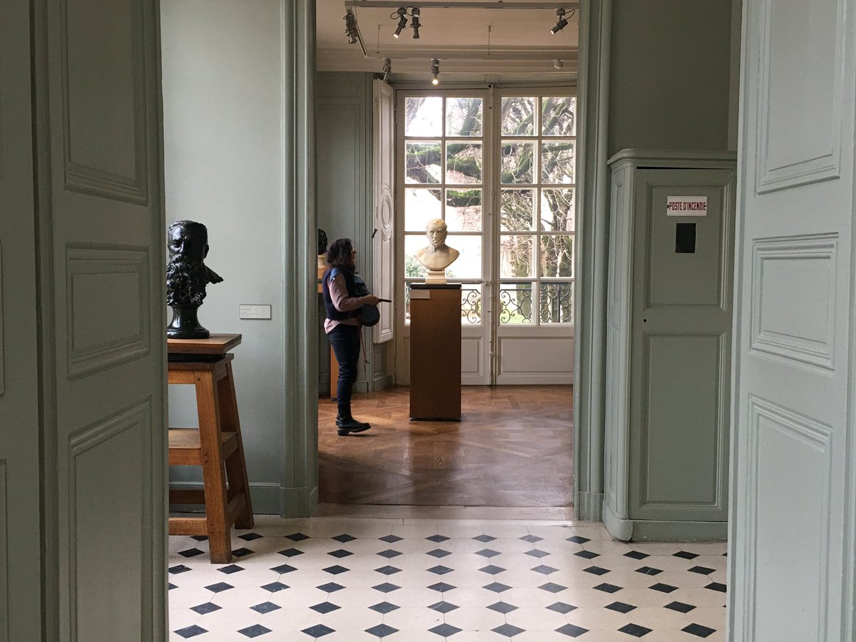 가고 싶었던 미술관 다 휴관이라 생각 없던 로댕 미술관 왔는데 생각보다 너무 좋다... 

일단 공간이 너무 예쁨 빈티지 호텔미가 있으시다 아니나 다를까 슬릭잭 머리를 한 핀터레스트에서 튀어나온 언니들이 사진들 93791018장 찍고 있다