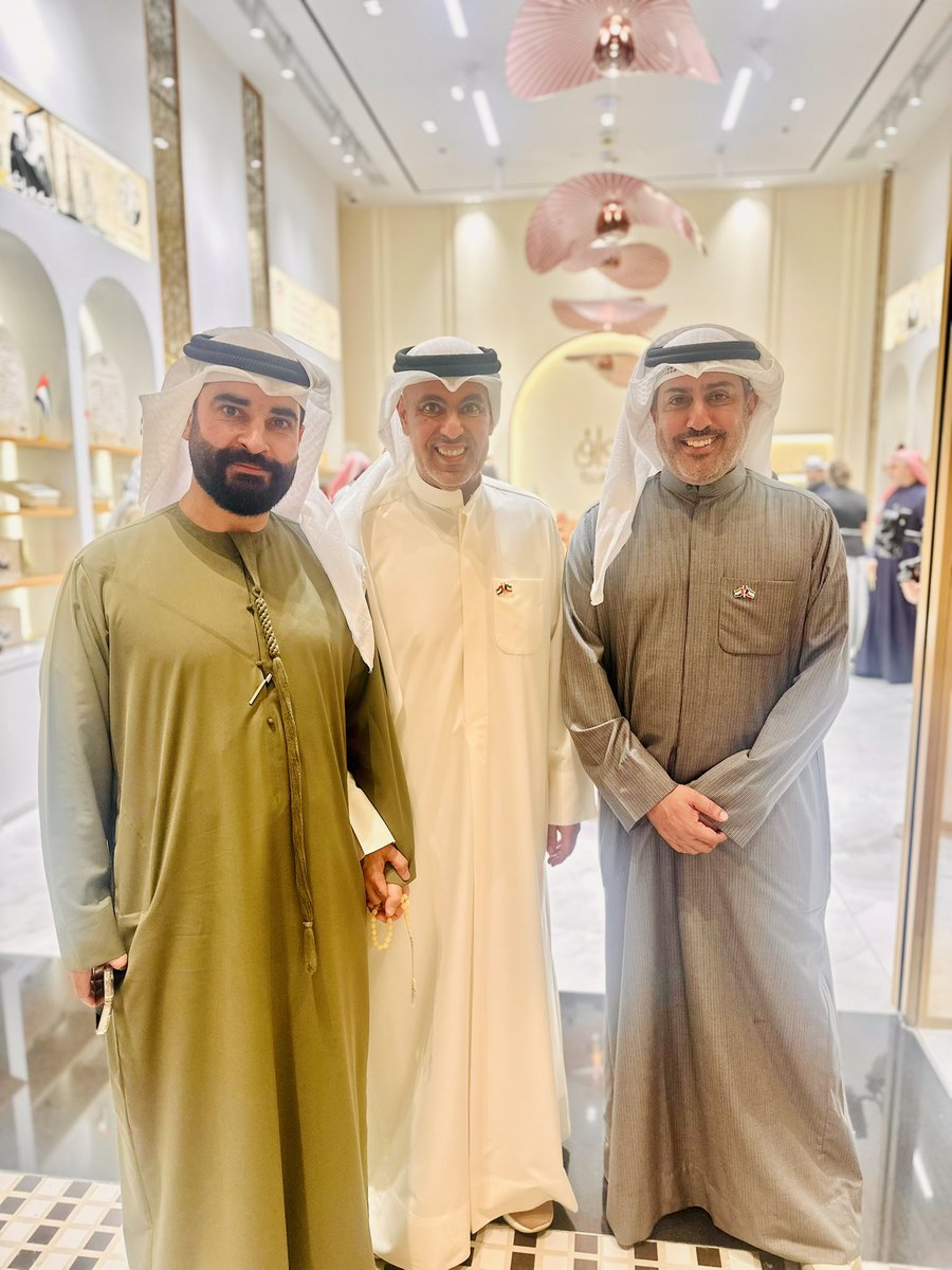 ALI_ALAHMAD19's tweet photo. تشرفنا بلقاء الأعزاء
أنور جاسم الخرافي «بو جاسم»
وناصر بدر الشرهان «بو أحمد» 🌿

وسعدنا بحضور الافتتاح الرسمي
لمحل #تواق في دبي مول ..
وتدشين عطر ( زايد وراشد )، عطر يحمل في معانيه محبةً تجمع الإمارات والكويت 🇦🇪🇰🇼

أسماء كبيرة… وأخلاق أكبر ✨
.
#الامارات_والكويت_إخوة_للأبد https://t.co/cdur8IGRsb